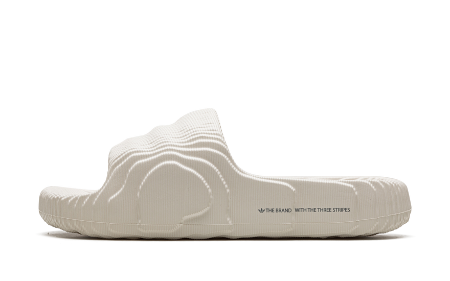 Adidas Adilette 22 Slides Aluminum: la slide con textura topográfica que domina el verano 2026