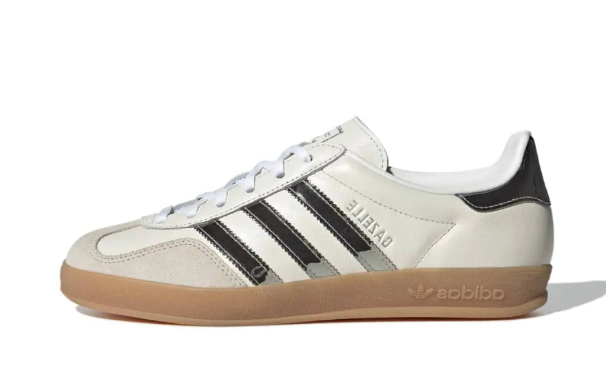 Adidas Gazelle Indoor Cloud White Silver Metallic Gum: o clássico retro que o teu armário pede