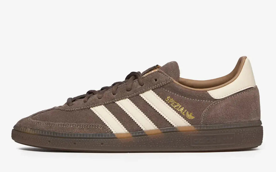 Adidas Handball Spezial Earth Strata Wonder White: το εμβληματικό παπούτσι που συνδυάζει το χάντμπολ με το αστικό στυλ