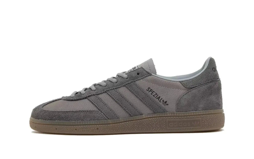 Adidas Handball Spezial Grey Carbon Gum — El clásico que reinventa tu estilo urbano