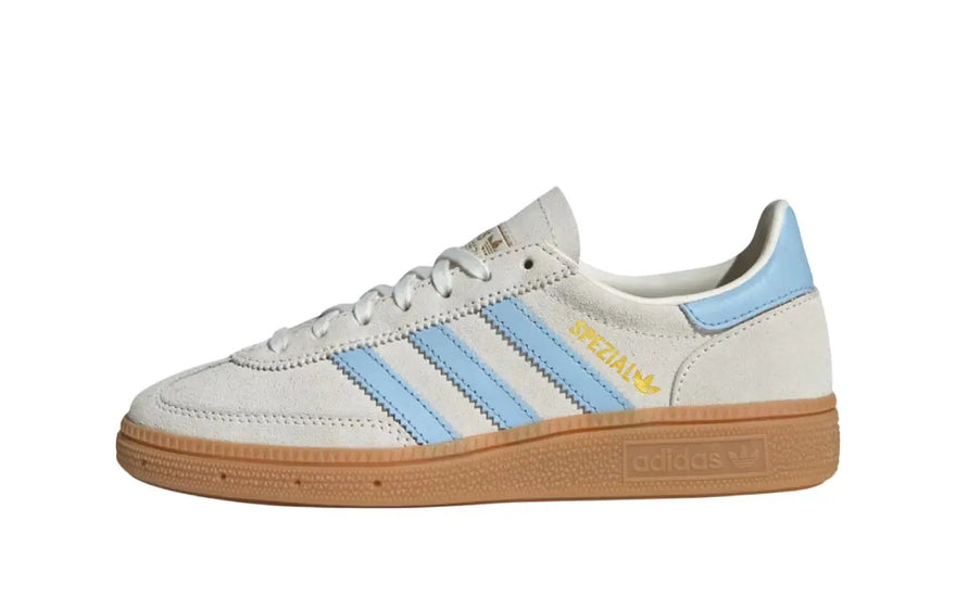 Adidas Handball Spezial Off White Clear Sky Gum: retro tenisky, které spojují házenou a městský styl