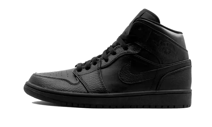 Air Jordan 1 Mid Triple Black Tumbled Leather: the essential black shoe that transforms your outfit
