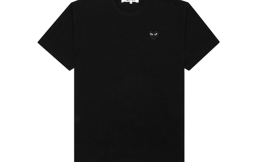 Comme des Garcons Play Black Emblem T-shirt Black: la camiseta negro sobre negro que lo combina todo