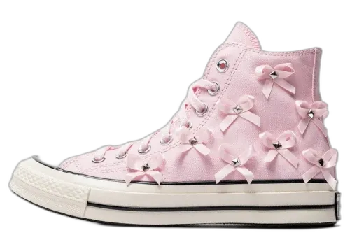 Converse Chuck 70 Hi Bow Studded Pink Frosting: el clásico de lona con lazos de satén y tachuelas que arrasa en 2026