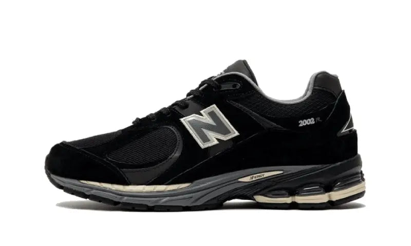 New Balance 2002R Black: la sneaker negra que domina la calle