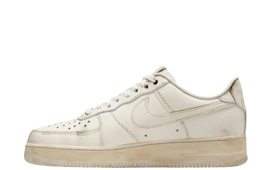 Nike Air Force 1 Low .SWOOSH Dirty Triple White: klasická bílá s přístupem