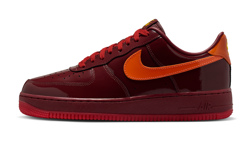 Nike Air Force 1 Low Patent Leather Dark Team Red Safety Orange — Charol que destaca en la ciudad