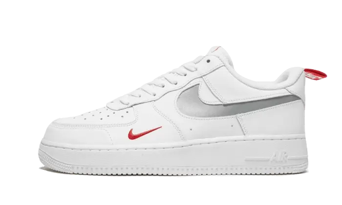 Nike Air Force 1 Low White Red Mini Swoosh: El clásico blanco con mini Swoosh rojo que necesitas
