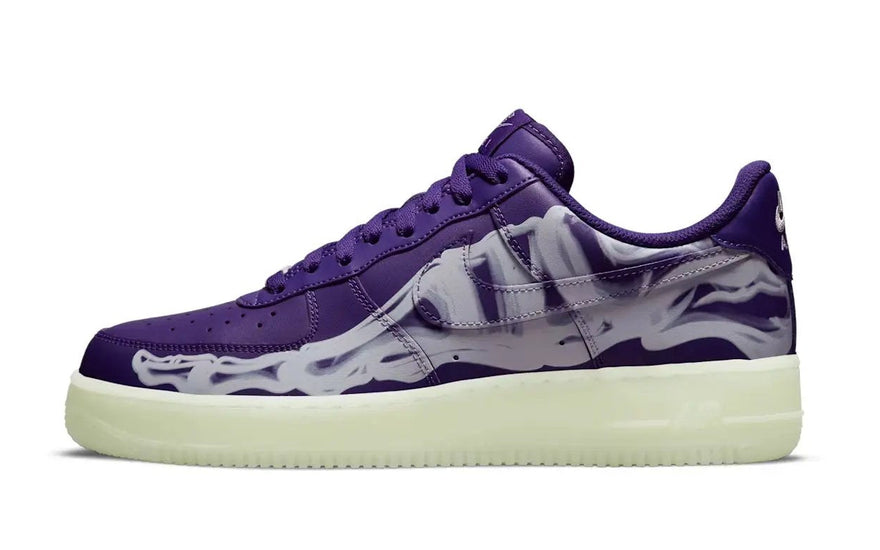 Nike Air Force 1 Low '07 QS Lila Skelett Halloween (2021) — Lila, Totenschädel und Haltung