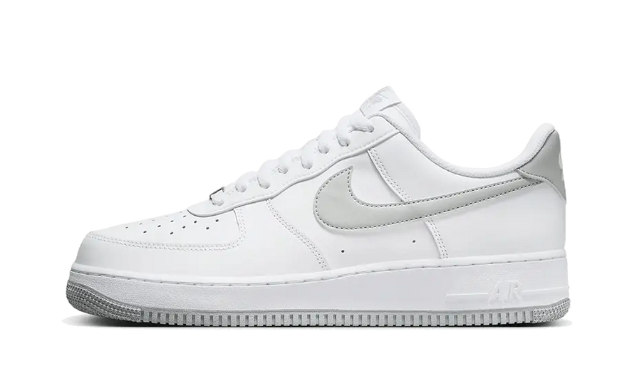 Nike Air Force 1 Low '07 White Light Smoke Grey: clasicul alb care îți transformă ținuta