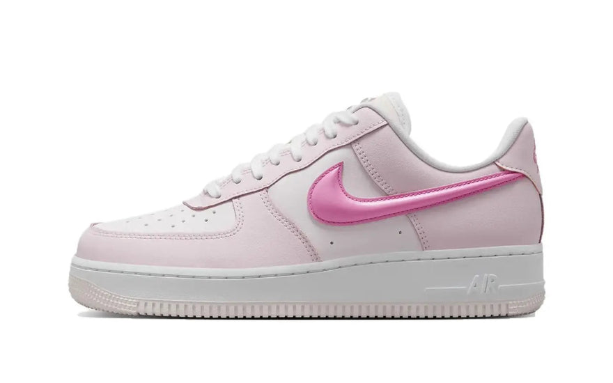 Nike Air Force 1 '07 LX Pearl Pink Paw Print — Perleťová růžová, která promění tvůj vzhled