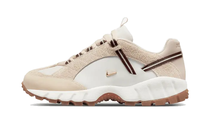 Nike Air Humara LX Jacquemus Beige: the beige shoe that redefines outdoor style