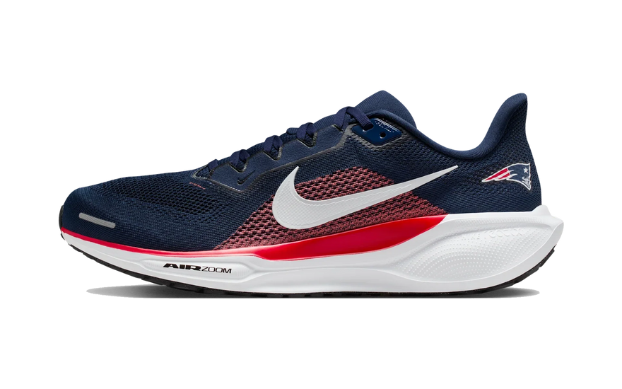 Nike Air Zoom Pegasus 41 New England Patriots (2025): la Pegasus con el escudo bordado que se lleva fuera del estadio