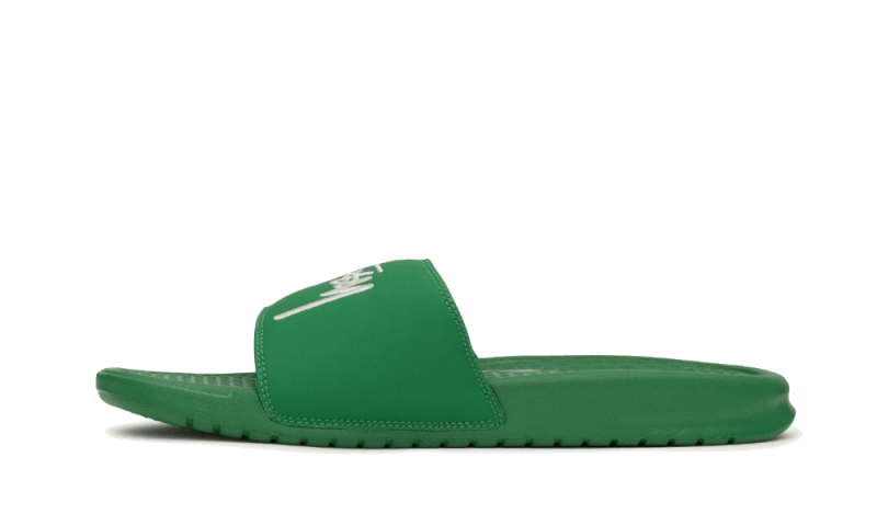 Nike Benassi Slide Stussy Pine Green Sail: la chancla streetwear que domina el verano 2026