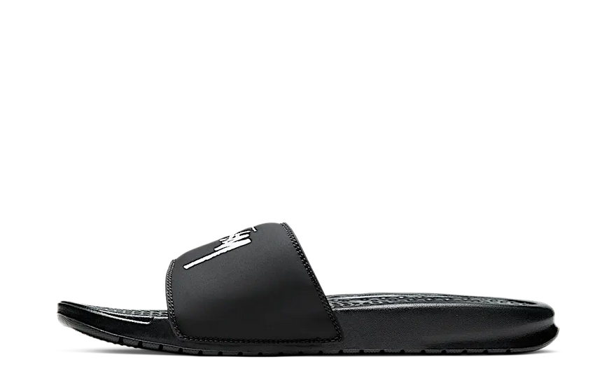 Nike Benassi Stussy Off Noir: Černé pantofle, které pozvednou tvůj městský styl