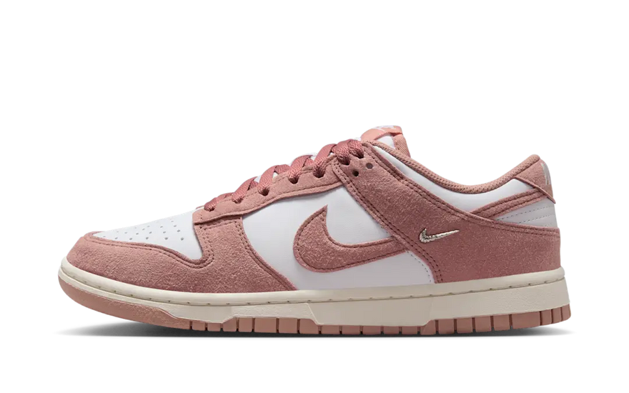 Nike Dunk Low Rose Whisper Gold Mini Swoosh — Rosa suave y mini swoosh dorado para looks chic