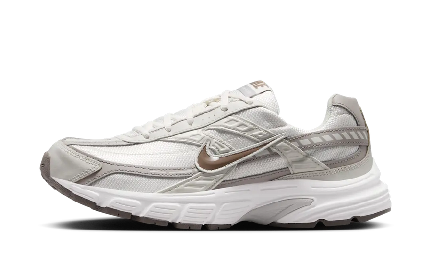 Nike Initiator Phantom Light Bone Sail Mink Brown: elegancia neutra y confort para tu día a día