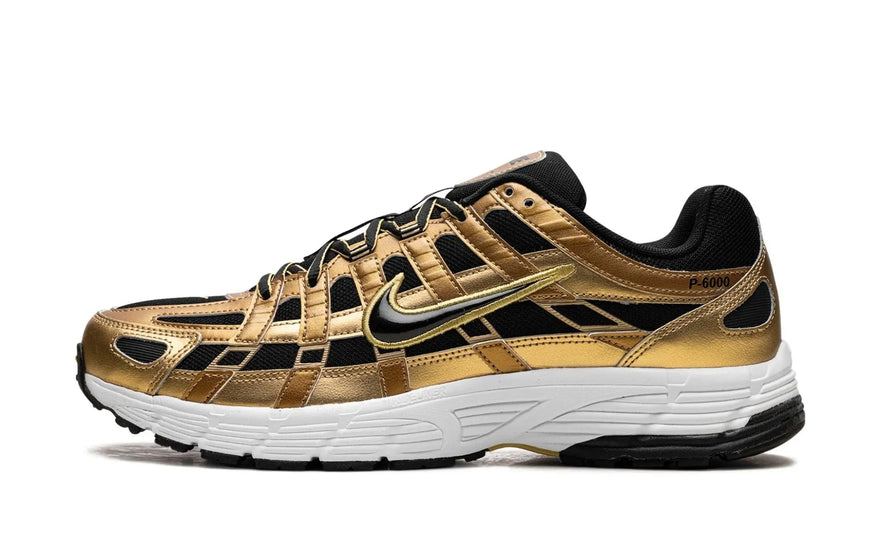 Nike P-6000 Metallic Gold Infinite Gold White Black — Straal met retrostijl en het hoogste comfort