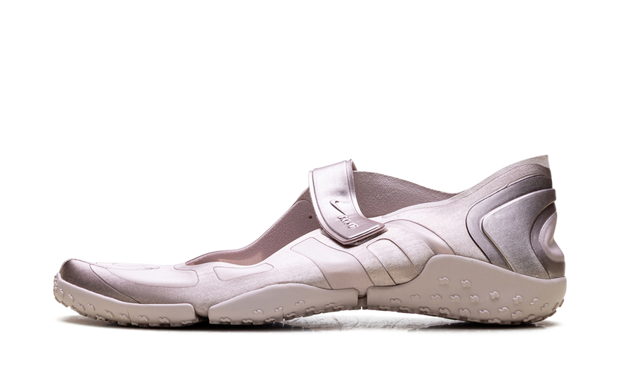 Nike Rift Satin SKIMS Silt Red: el split-toe de satén que domina el balletcore en 2026