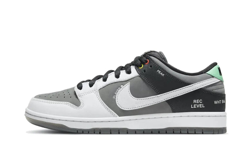 Nike SB Dunk Low VX1000: Pantofi de skate care dau tonul în moda urbană