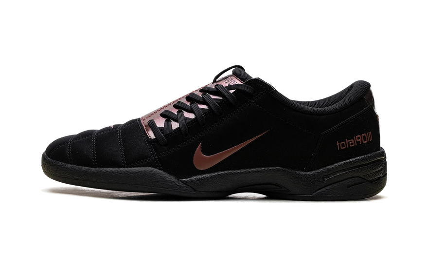 Nike Total 90 3 Black Red Sepia: la bota de la Euro 2004 convertida en zapatilla de calle