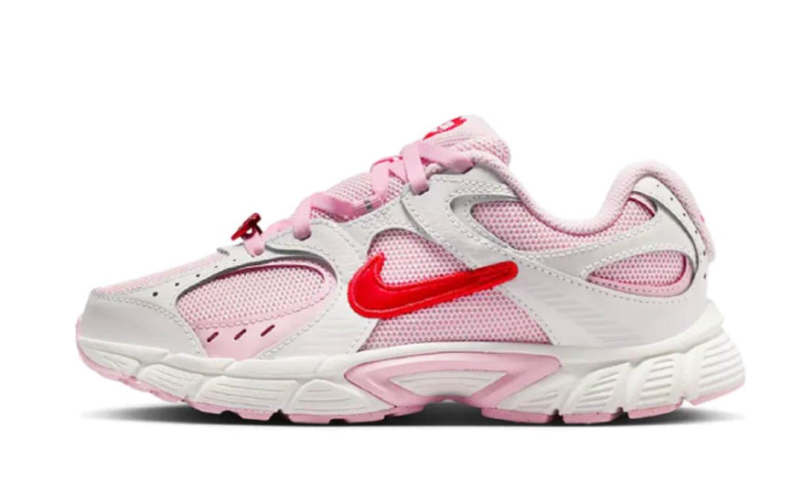 Nike V5 RNR GS Valentine’s Day White Pink: la edición de corazones que arrasa en 2026