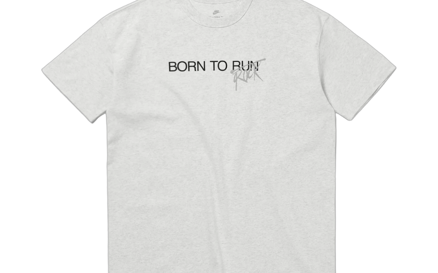 Nike x Stranger Things NSW Born To Run Tee Birch Heather: camiseta retro urbana imprescindible