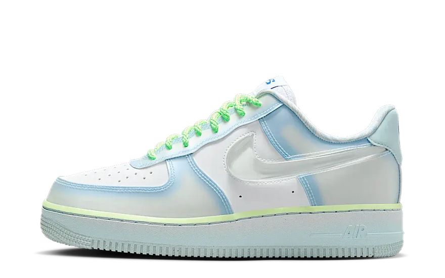 Serena Williams Design Crew x Nike Air Force 1 07 Psychic Blue — AF1 blanche avec des accents Psychic Blue pour un style urbain