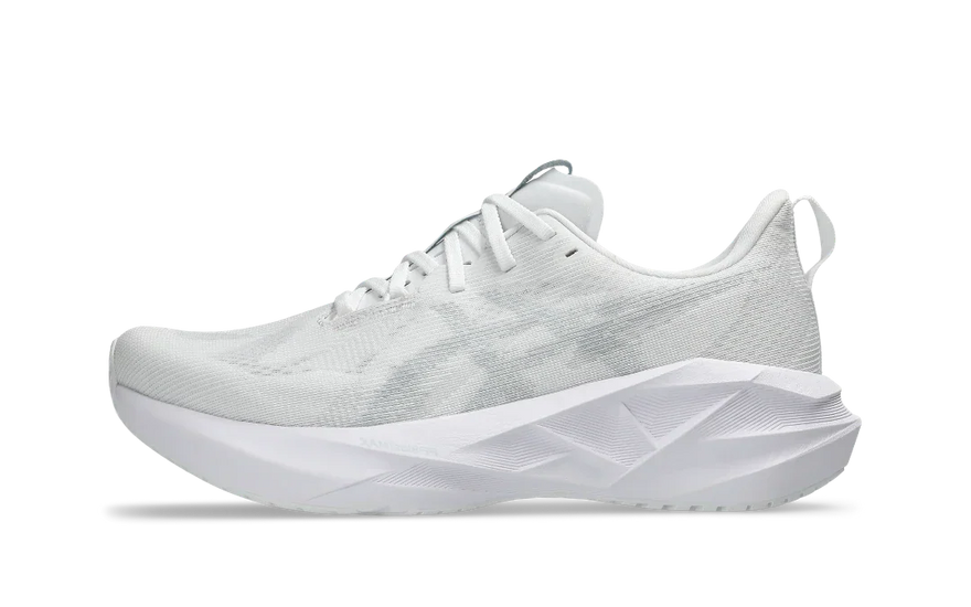 ASICS Novablast 5 White Piedmont Grey: Lightness and spring for your daily running
