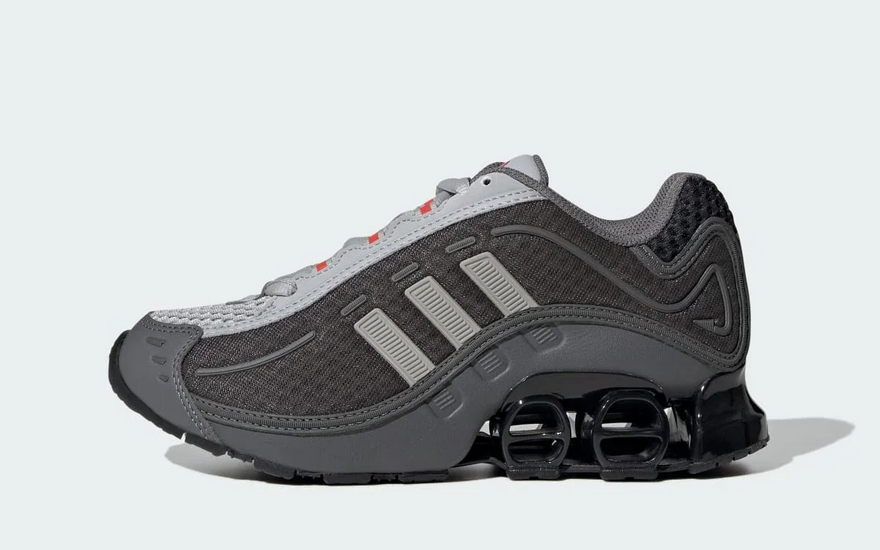 Adidas Megaride O1 Grey Two Grey Four Bright Red: la silueta Y2K que domina el street en 2026