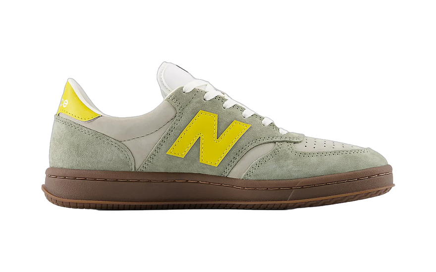 New Balance T500 Dark Olivine Apollo Gold: la zapatilla de tenis de 1982 que hoy manda en el street style