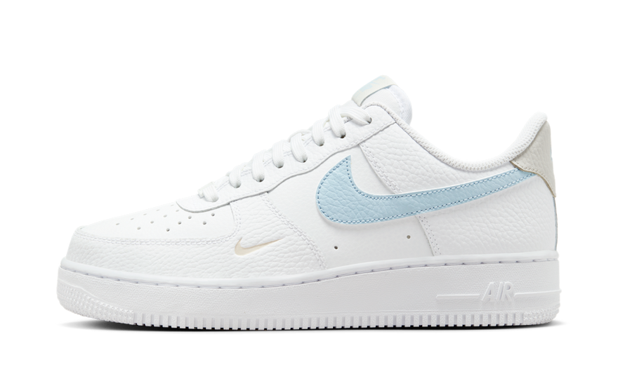 Nike Air Force 1 Low White Light Armory Blue Mini Swoosh: minimalismo blanco y confort urbano