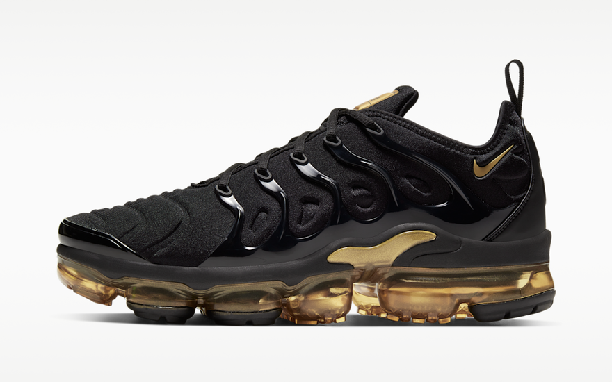 Nike Air VaporMax Plus Black Metallic Gold — Estilo urbano y máxima amortiguación