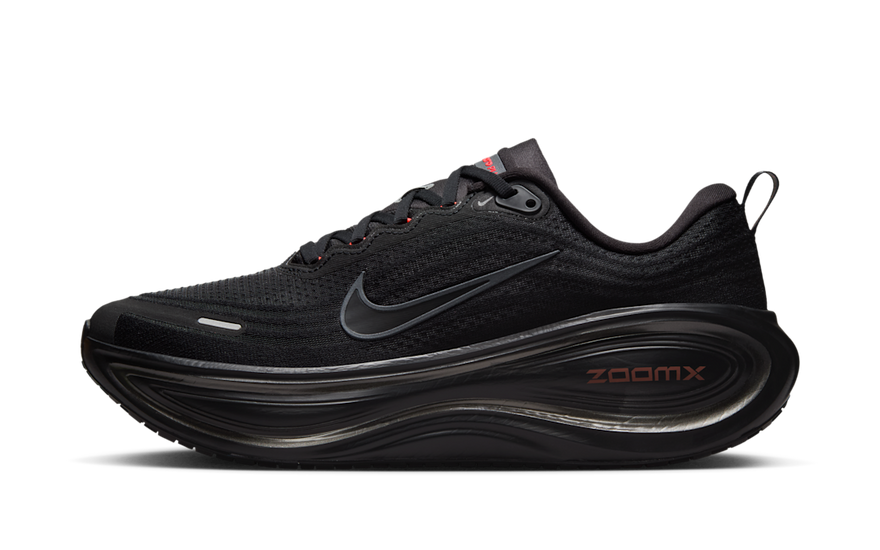 Nike Vomero Plus Black Bright Crimson: Amortiguación y estilo urbano que necesitas