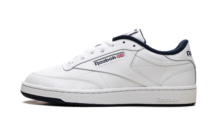 Reebok Club C 85 White Navy: la zapatilla de piel blanca que resuelve cualquier look en 2026