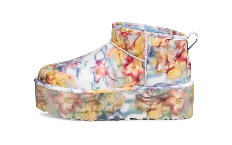 UGG Classic Ultra Mini Platform Boot Collina Strada Light Blue Floral: La bota con plataforma que transforma tu look