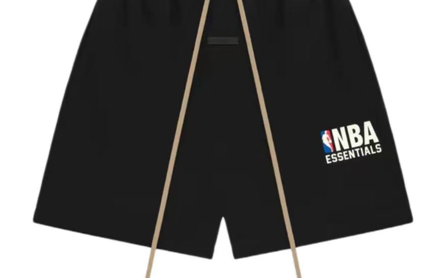 Fear of God Essentials FW24 NBA Sweatshort Black White Logo (Oversized) - Shorts Oversized Fleece y Estilo NBA
