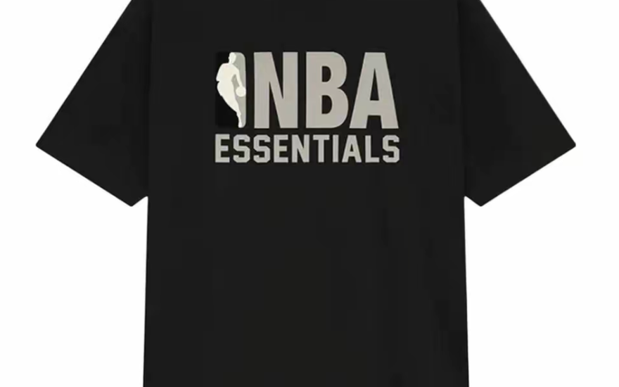 Fear of God Essentials SS25 NBA Tee Vintage Black Grey Logo (Oversized) — La camiseta imprescindible del streetwear
