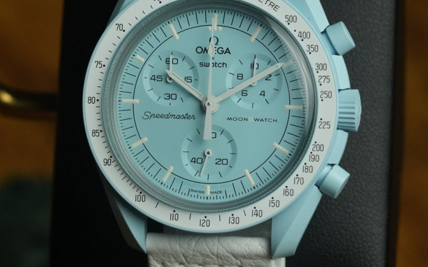 Swatch x Omega Bioceramic Moonswatch Mission to Ostrich Uranus (Special Edition): la versión en piel de avestruz que los coleccionistas persiguen