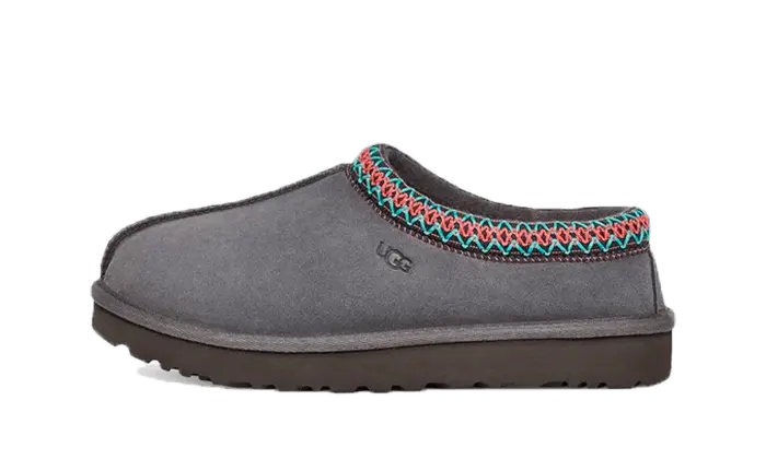 UGG Tasman Papuc Gri Închis: Papucul care îți transformă ținutele și confortul
