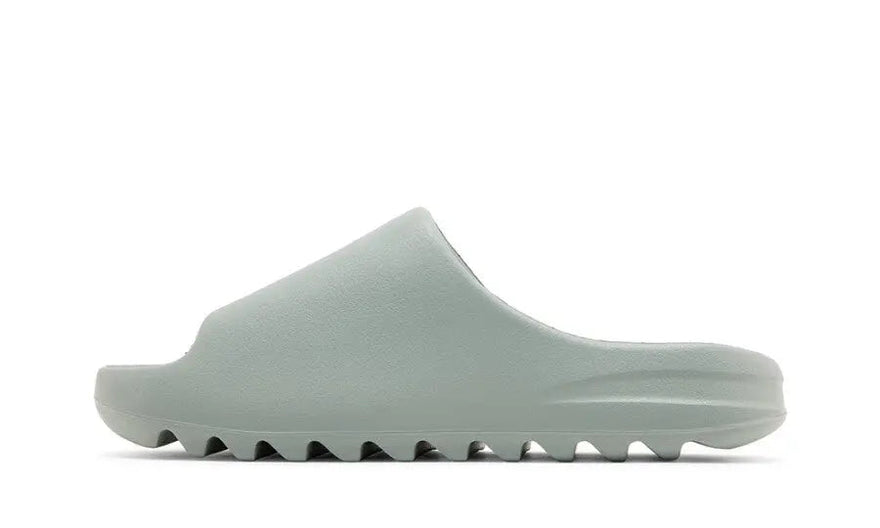 Yeezy Slide Salt: minimalistyczna klapka, która króluje w modzie ulicznej