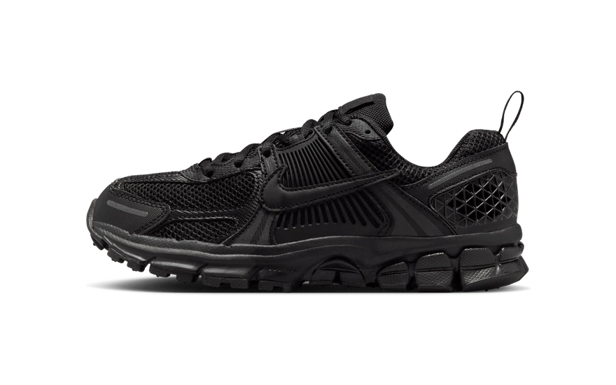 Nike Zoom Vomero 5 Triple Black: Elegancia total y amortiguación en cada paso