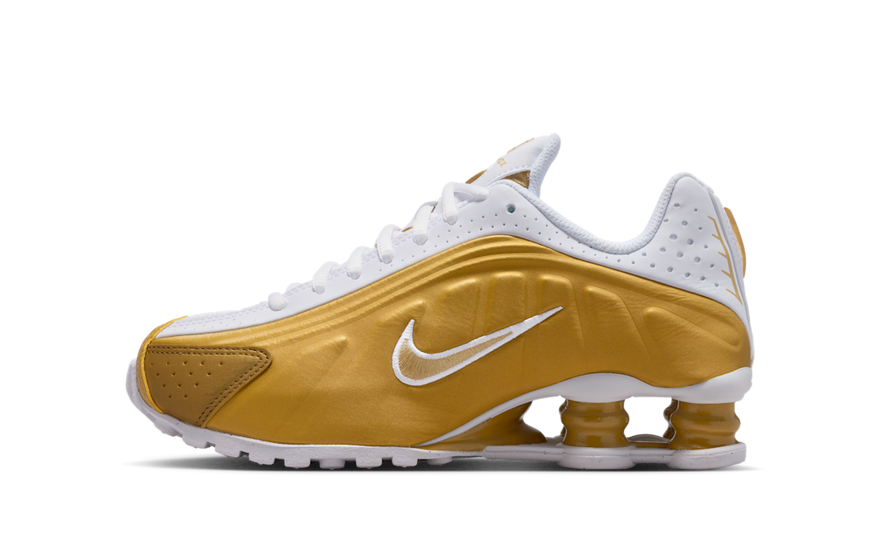 Nike Shox R4 Metallic Gold White : Élégance métallisée et confort urbain