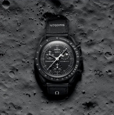 Swatch x Omega Bioceramic Moonswatch Mission To Moonphase Snoopy Black - SO33B700 - View 1 | Next Step