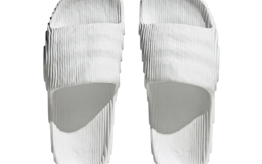 Adidas Adilette 22 Slides Crystal White — Sandalias blancas esenciales para tu verano