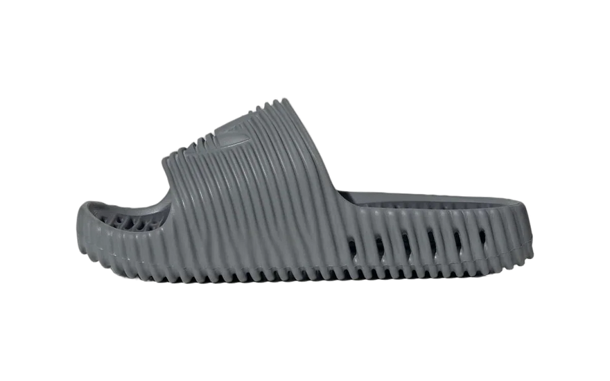 Adidas Adilette 25 Slides Grey Three Grey Four: la chancla de espuma acanalada que lo cambia todo en 2026