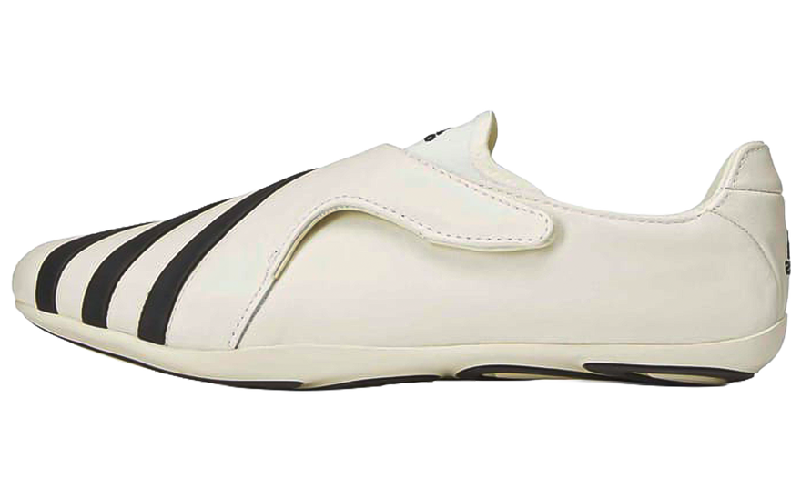 Adidas Vario Flat Earther Pharrell White Black: la zapatilla más plana de 2026 y por qué todos hablan de ella