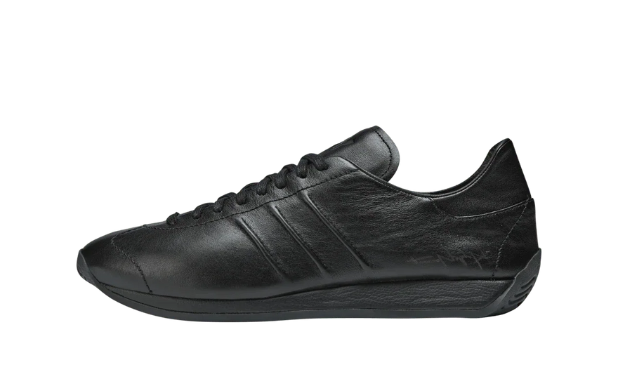 Adidas Y-3 Country Black: el archivo alemán que Yohji Yamamoto pintó de negro total