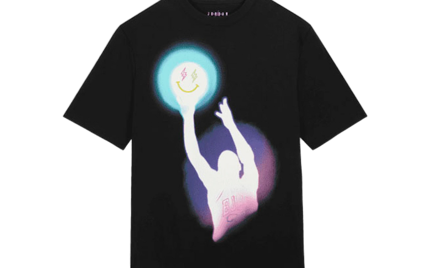 Air Jordan x J Balvin T-shirt Black: la camiseta con gráficos UV que cambia al sol