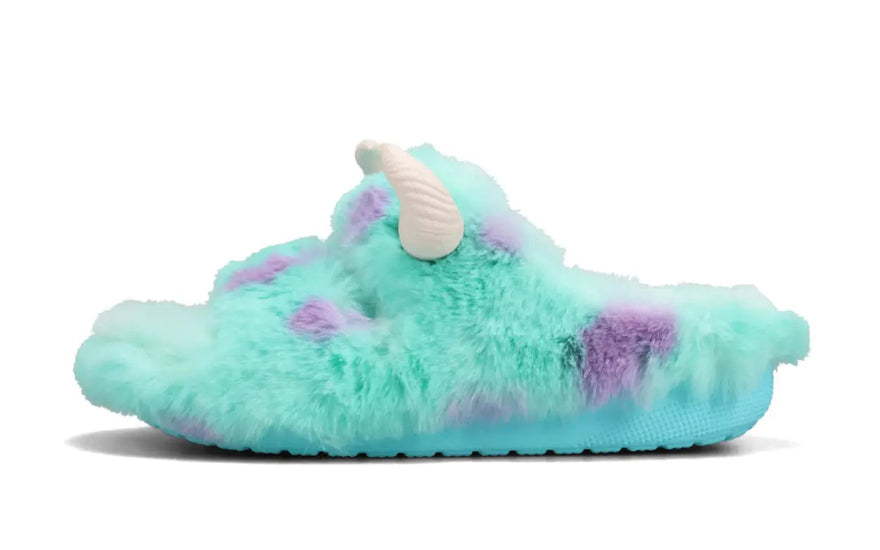 Mach jeden Schritt zum Abenteuer mit den Crocs Classic Cozzzy Sandalen Monsters Inc. Sulley